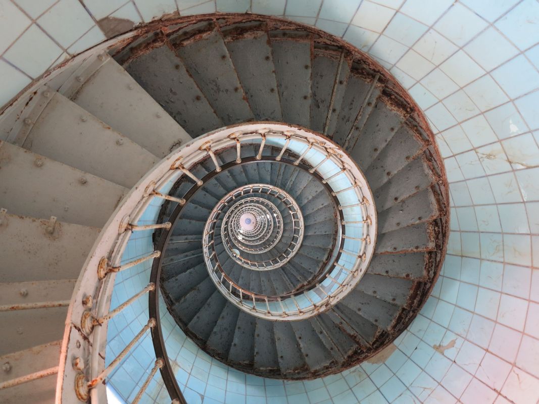 L'escalier du phare de la Coubre et sa cage couverte d'opaline.