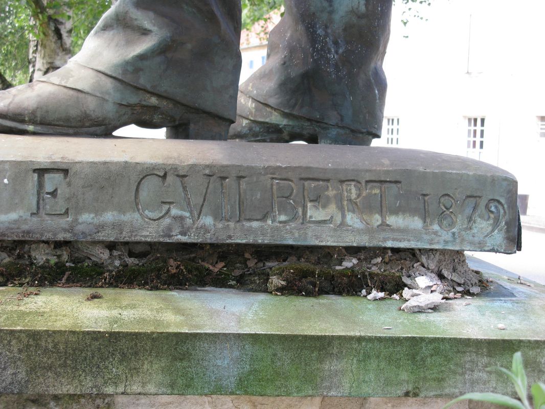 Détail de la signature d'Ernest Guilbert et de la date 1879 inscrites sur le socle de la statue de Saint-Savin.