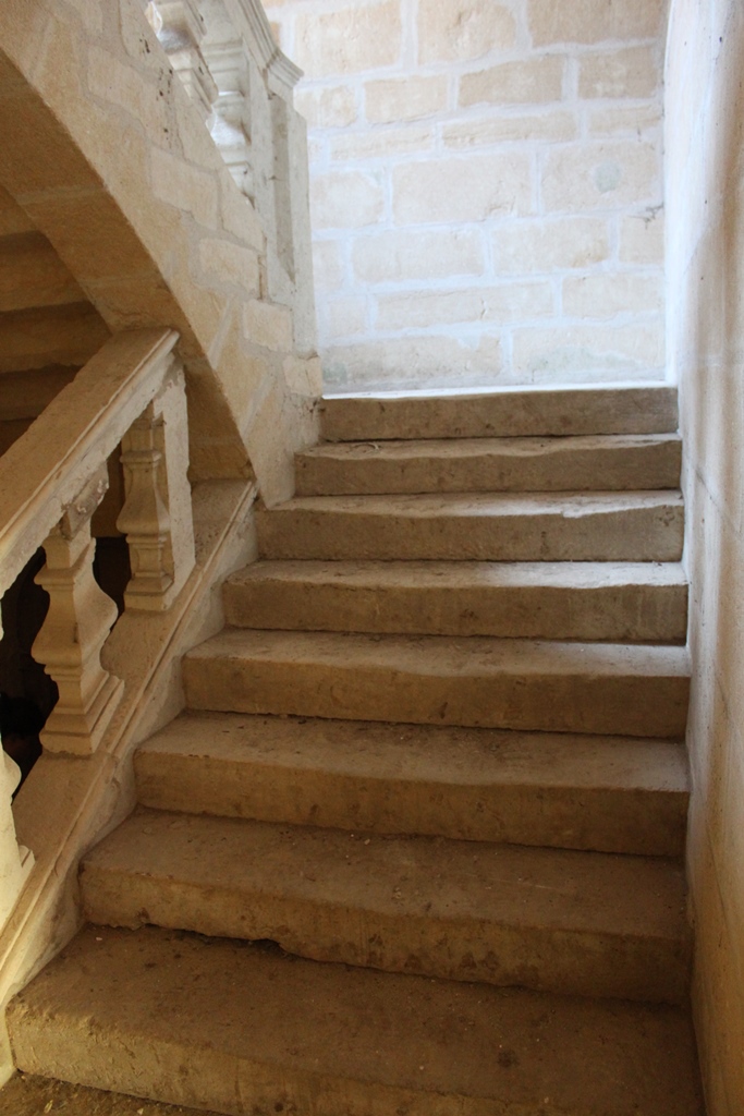 Vue de l'escalier rampe-sur-rampe à deux volées.