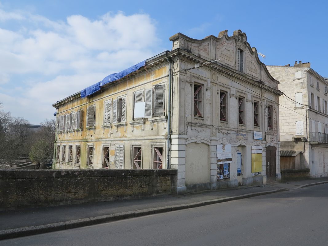 Les anciens Bains Juin vus depuis le nord-est.