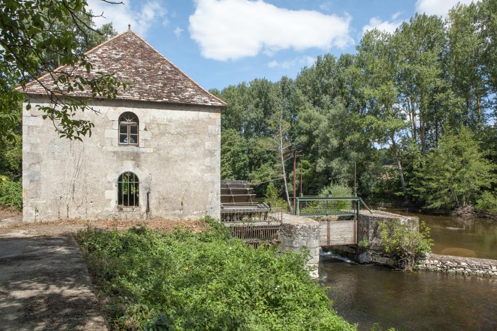 Le moulin de Pruniers et ses vannes, vue depuis le sud.