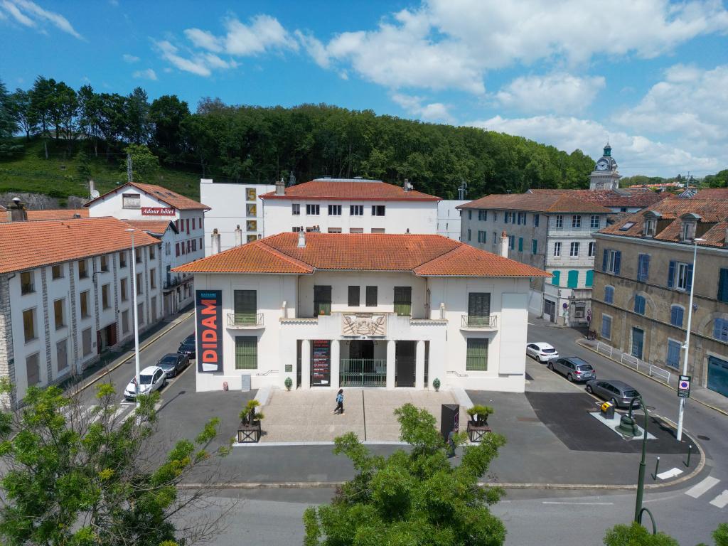 Vue de drone de la façade antérieur depuis le sud.