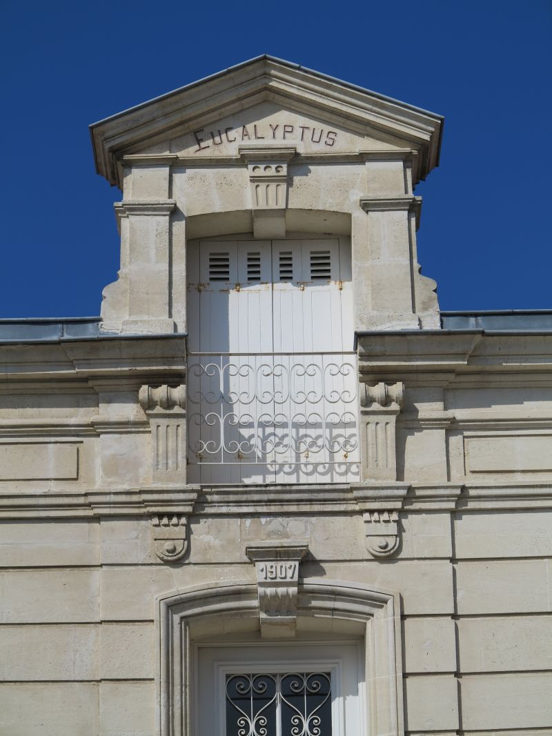 La lucarne, l'appellation de la maison et la date au-dessus de la porte.