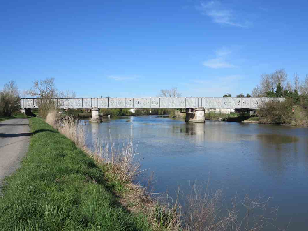 Le pont vu depuis l'amont, à l'est.