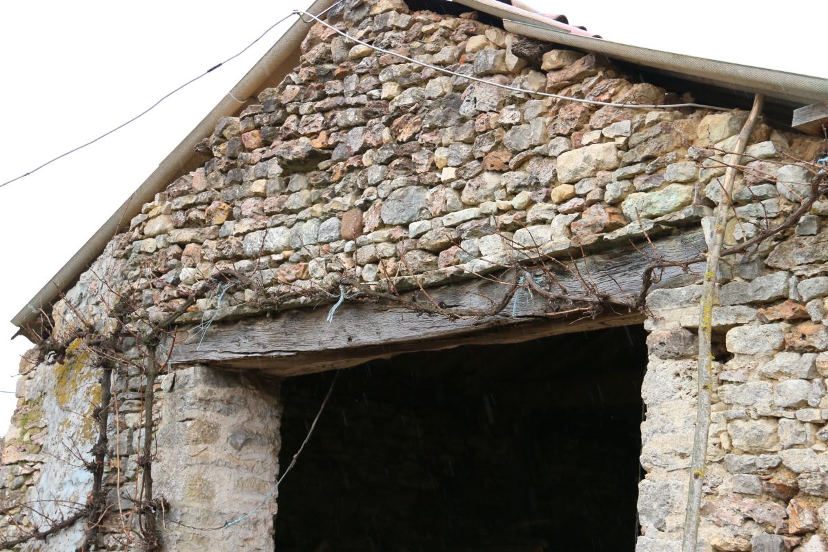 Le linteau de la même porte charretière, en hiver.