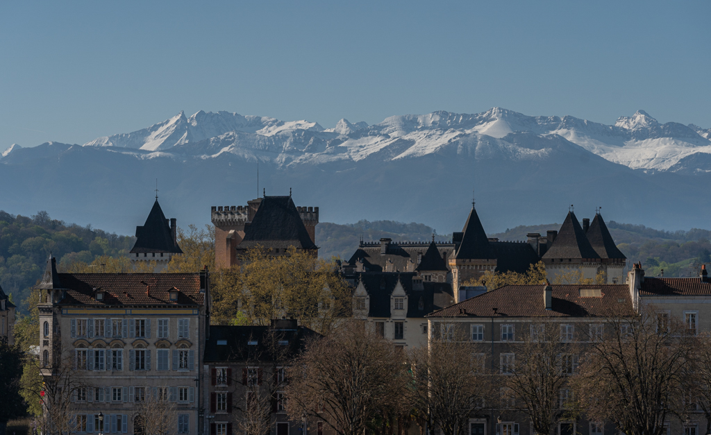 Front bâti du cours Bayard, château et Pyrénées depuis la place de Verdun.