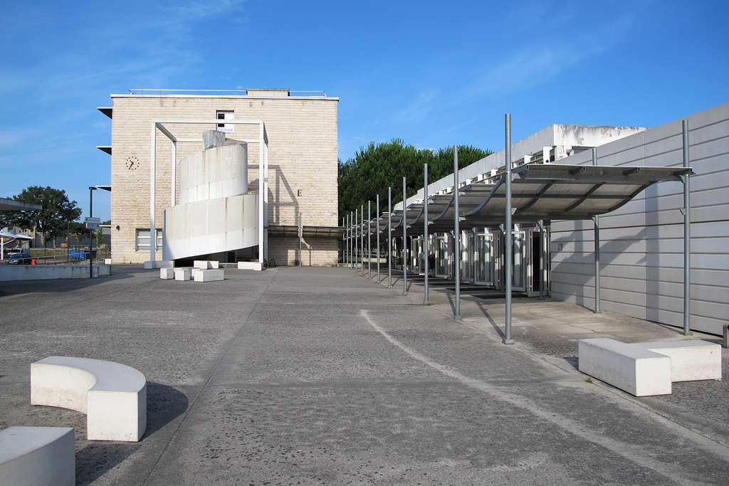 Cour intérieure, vue vers l'externat.