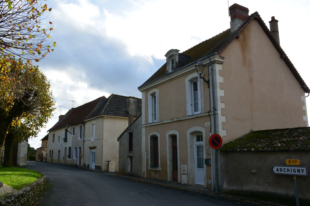 La rue de l'Étoile dans le bourg de Chenevelles, en direction d'Archigny.