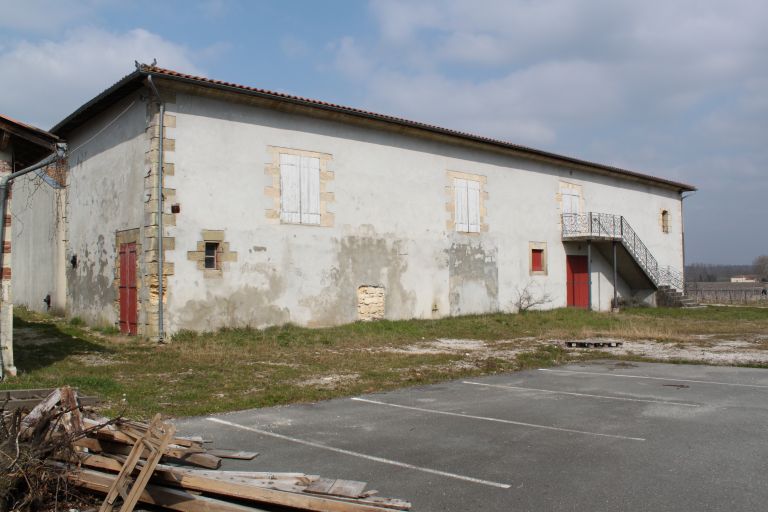 Façade sud du chais : ancienne écurie (?).