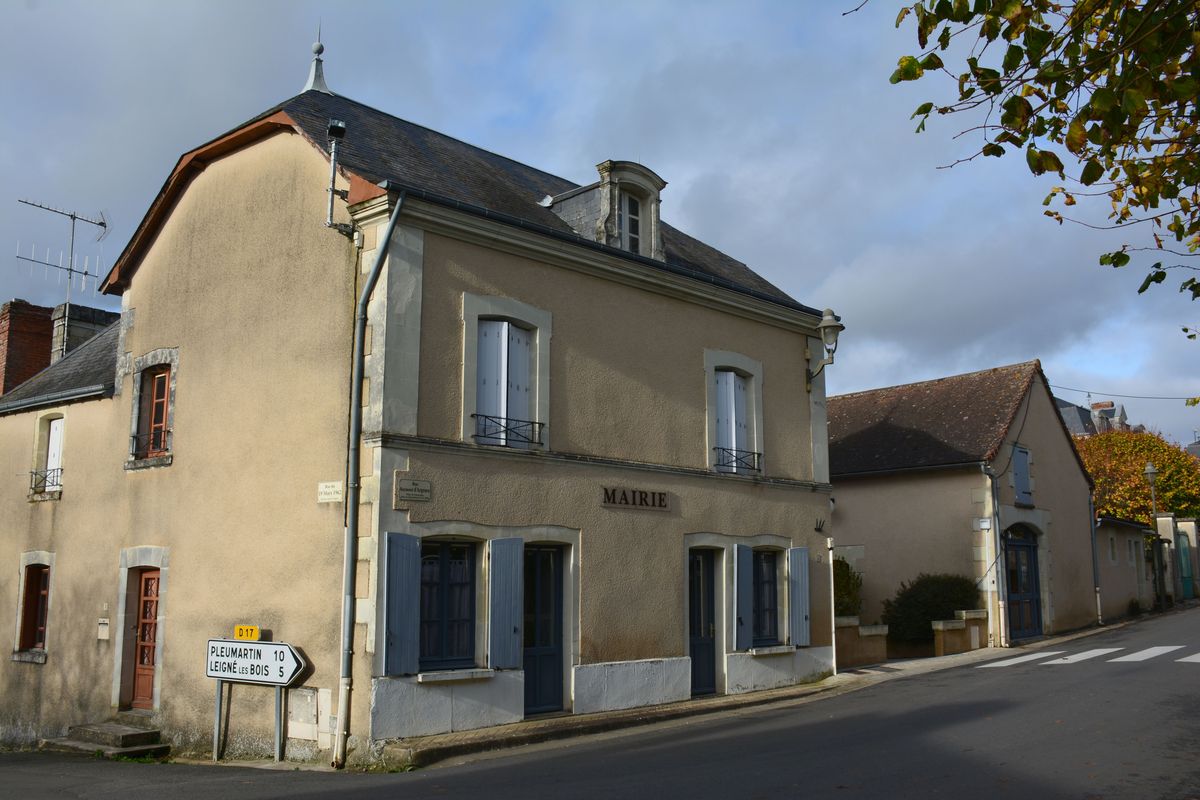 Mairie (à gauche) et salle des fêtes (à droite) de Chenevelles dans l'ancien café du village.