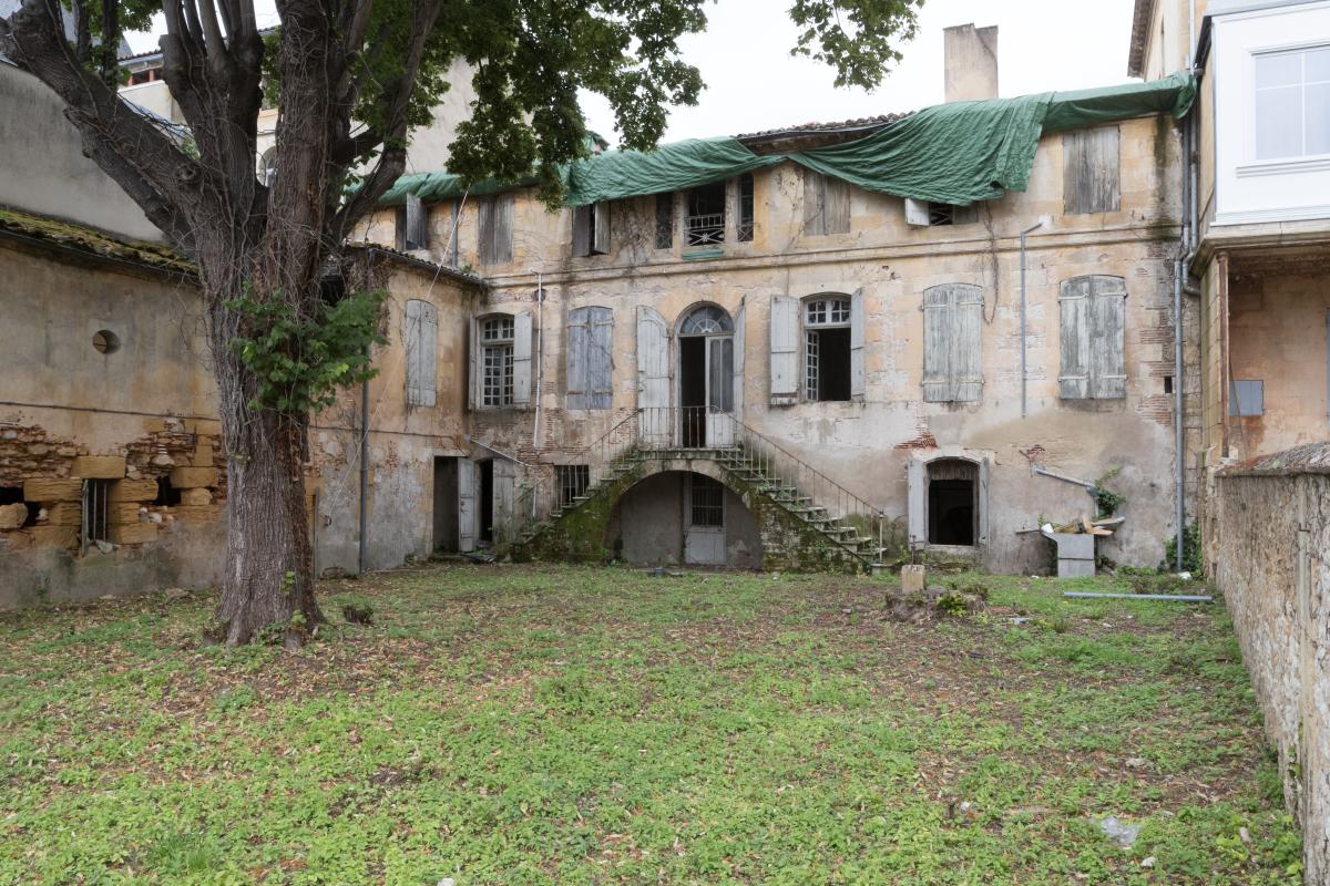 Vue d'ensemble de la maison à l'est.