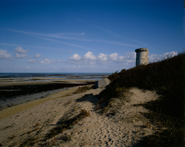 Vue éloignée depuis le sud-est.