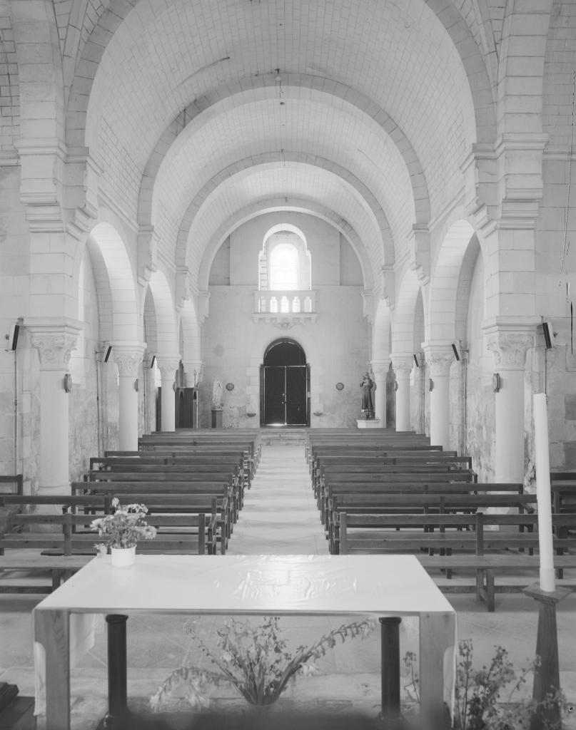 L'intérieur vu vers l'entrée occidentale.