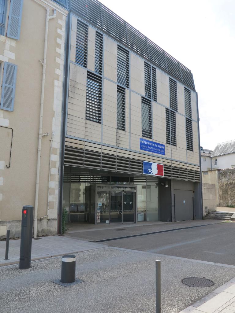 Annexe rue Renaudot, façade ouest, place Aristide Briand : accueil du public.