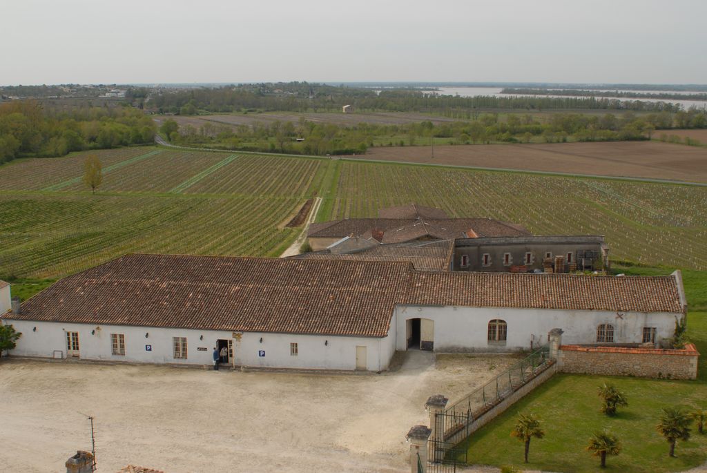 Vue d'ensemble de l'aile sud des dépendances depuis le haut du château d'eau.