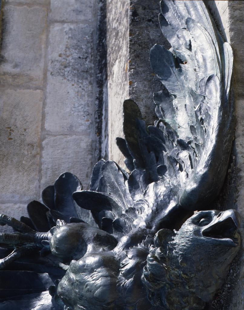 Détail de la tête de l'aigle en bronze.