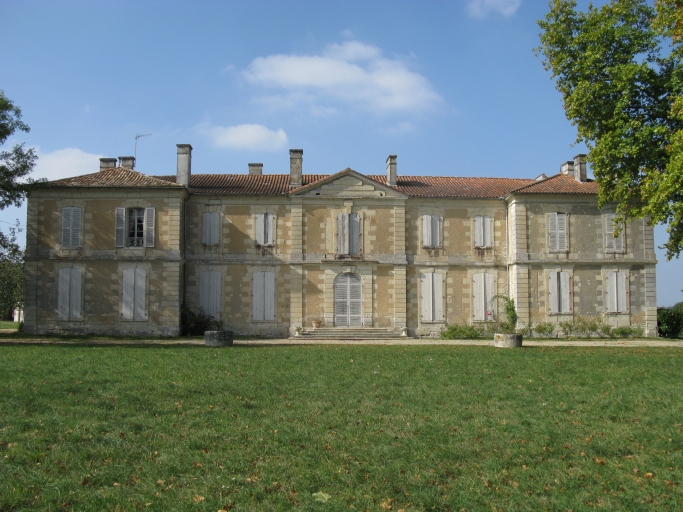 La façade est du château.