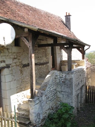 Logement à escalier extérieur.