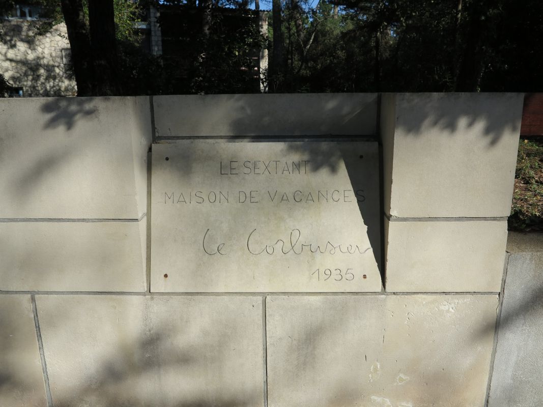 Plaque portant la signature de Le Corbusier, comprise dans le mur de clôture.