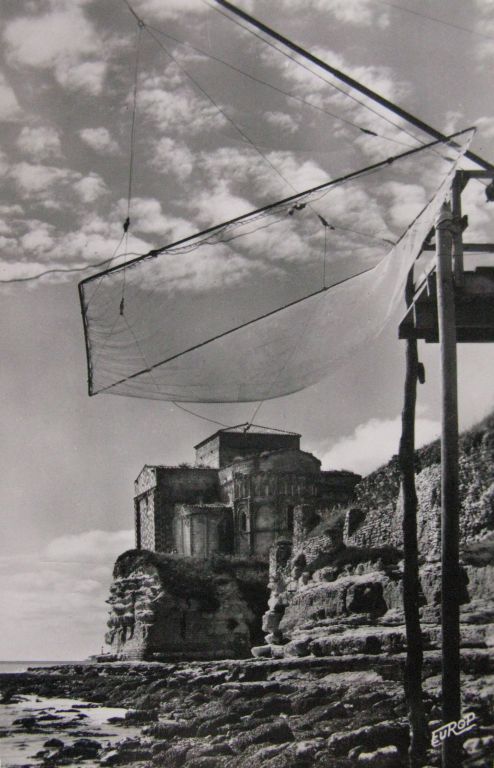 Carrelet près de l'église de Talmont vers 1960.