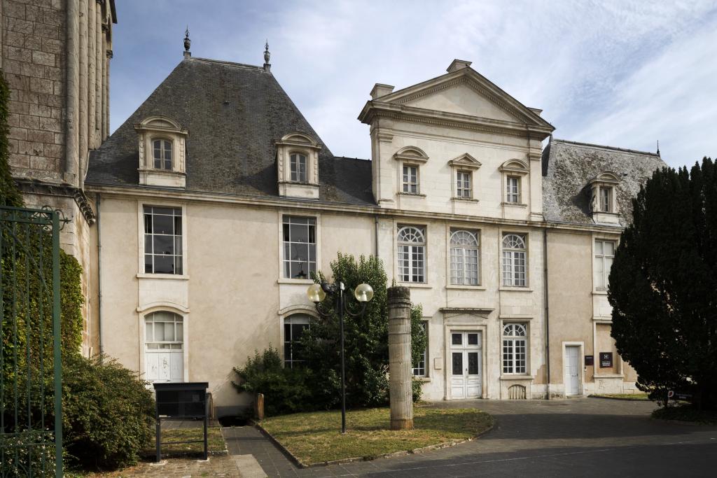 Façade sur cour d'honneur.