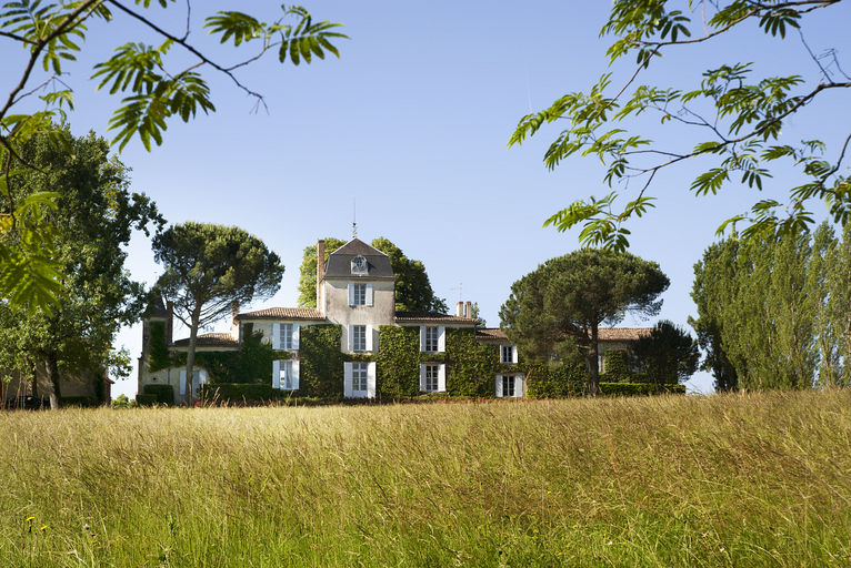 Grand pré et façade nord de la maison.