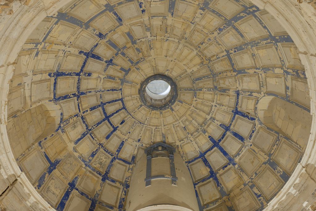 Chapelle royale : vue de la coupole à caissons.