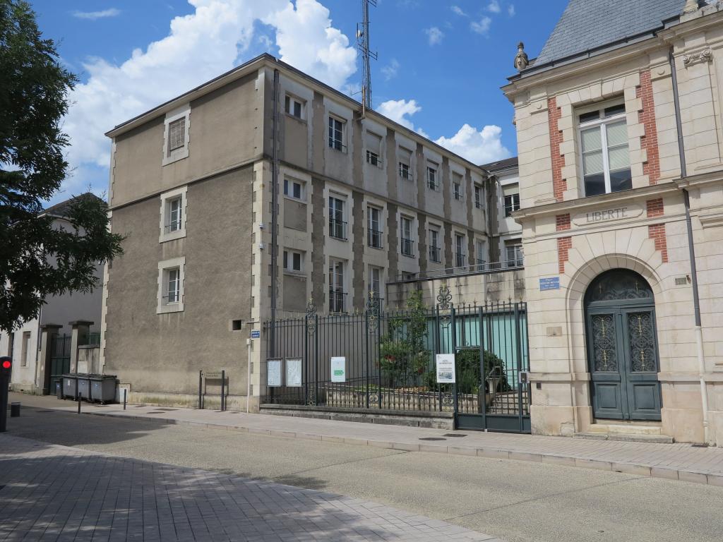 Bâtiment construit en 1963 à l'emplacement du bâtiment des archives, façades nord (vers la cour) et est (vers la place).