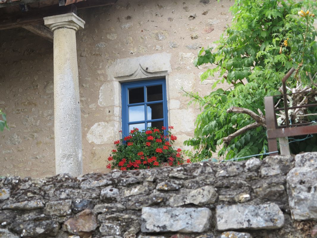 Détail de la fenêtre du rez-de-chaussée surélevé à l'est.