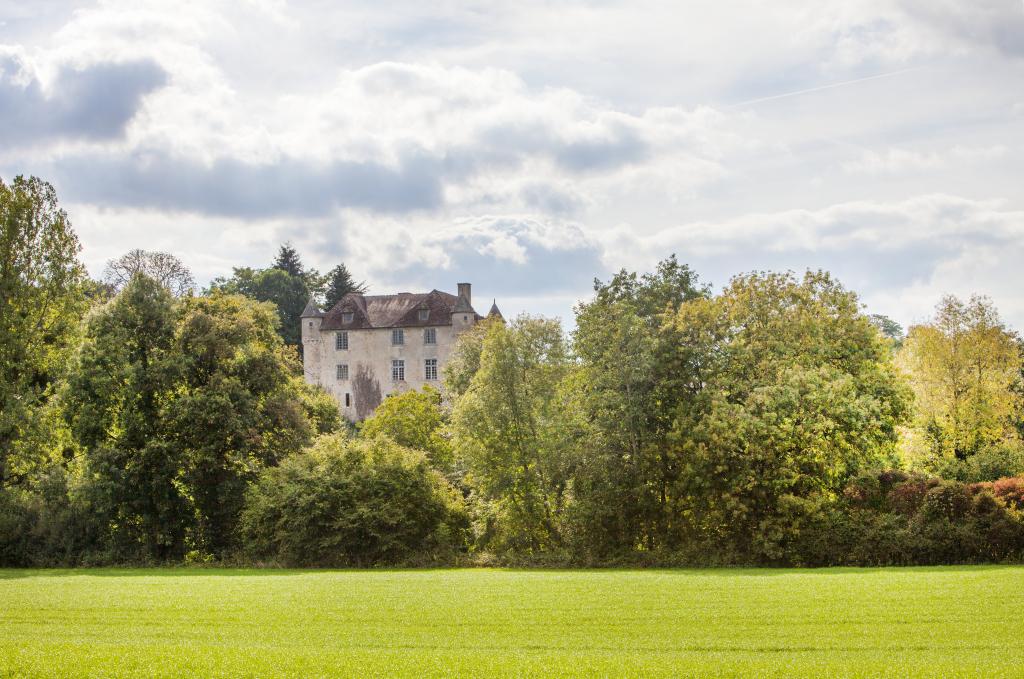 Le château de Pruniers se cache sur la rive gauche de la Gartempe à Pindray.