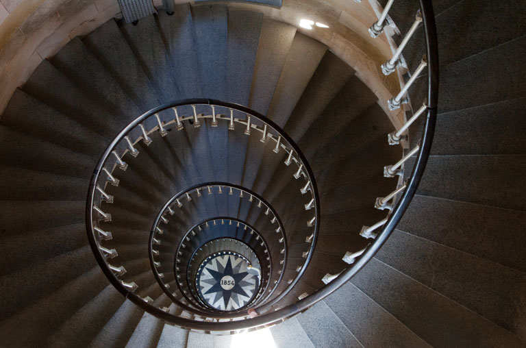 Escalier et pavage vue en plongée.