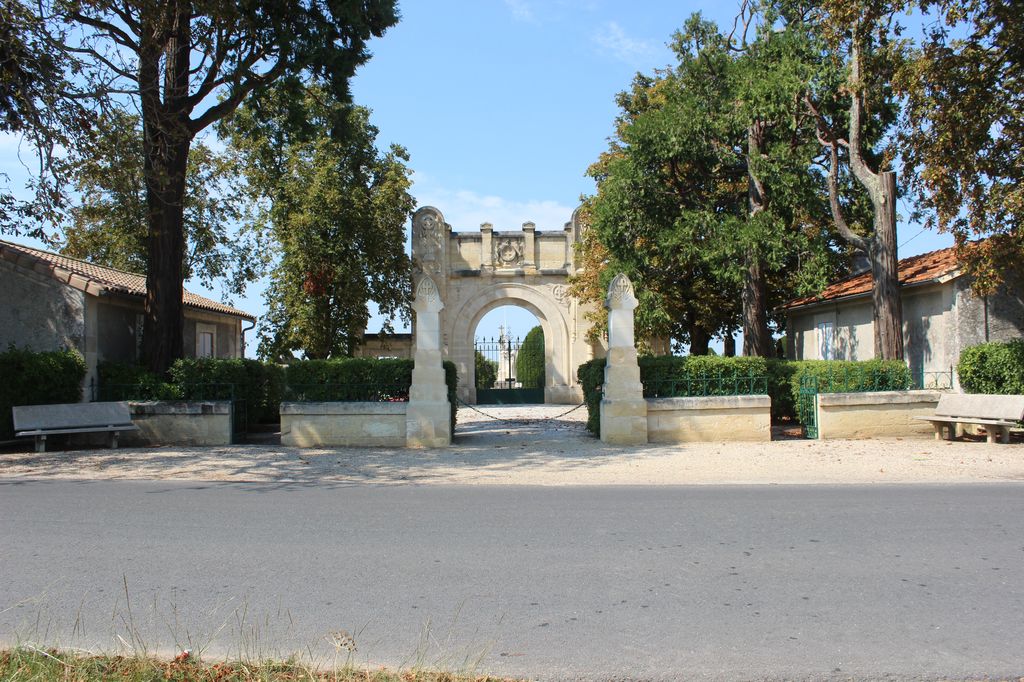 Place avec salle d'attente et logement.