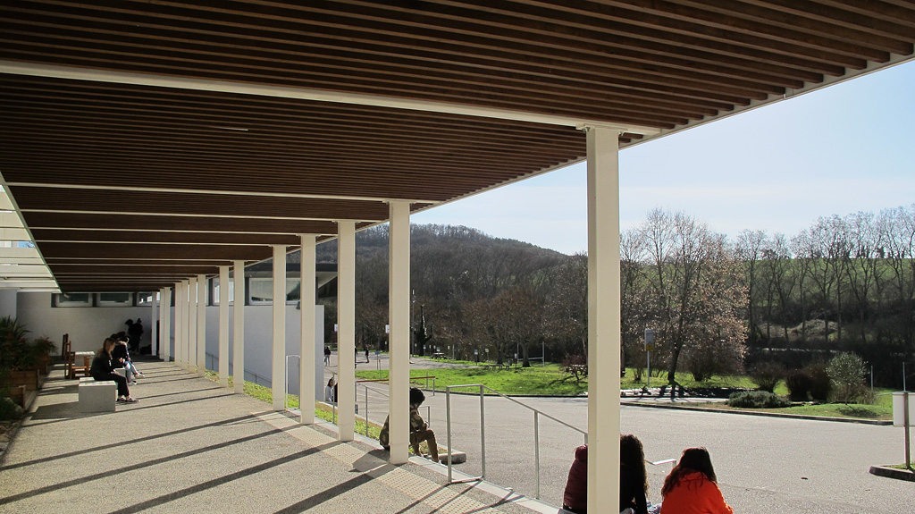 Élévation antérieure du lycée. Galerie.