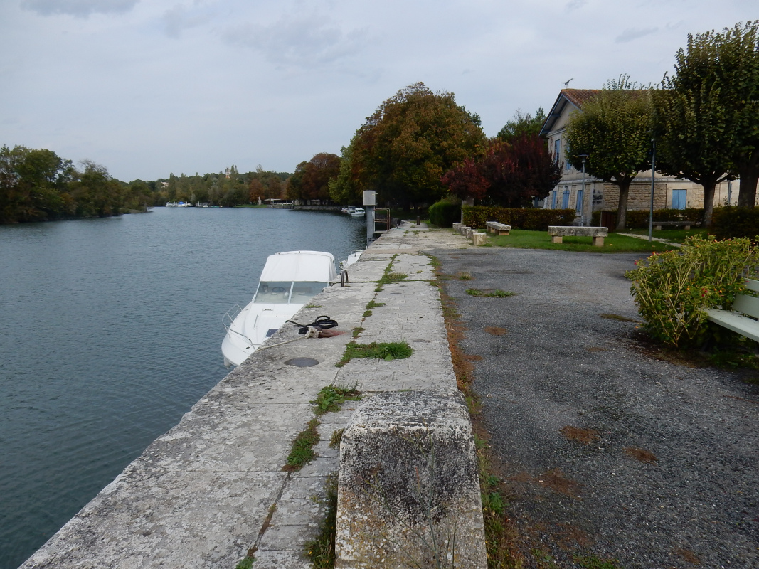 Vue vers l'aval depuis la partie médiane du port.