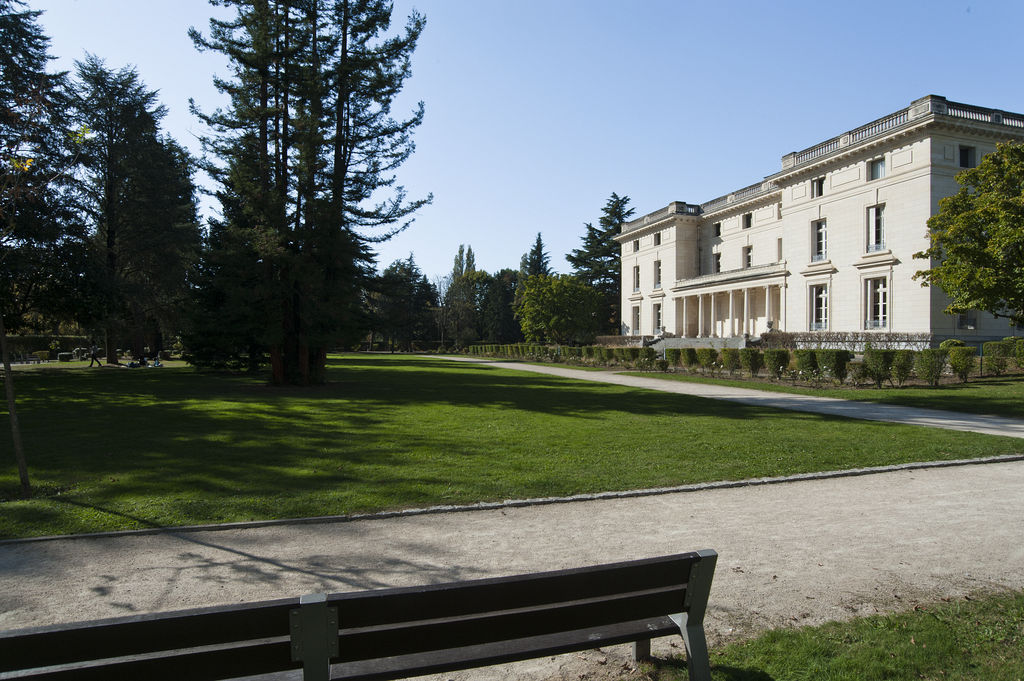 Vue du parc avec la façade sud.