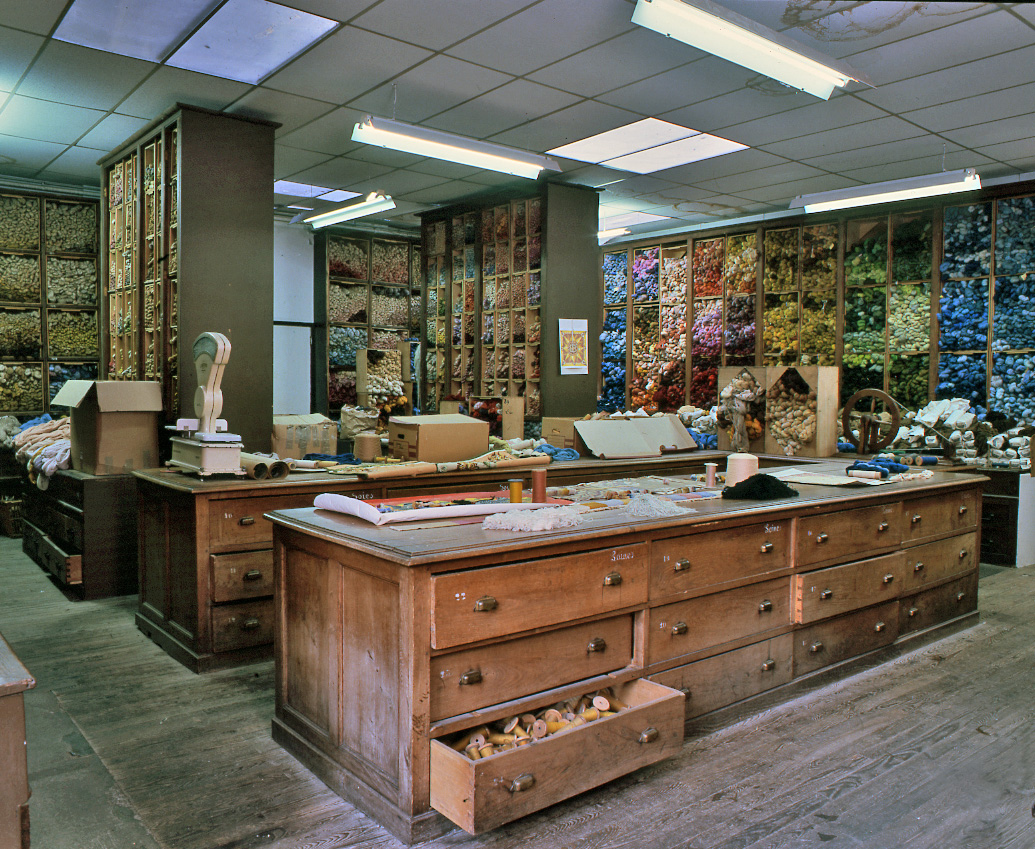 Vue générale du second magasin des laines, situé dans les ateliers bâtis sous sheds, au nord-est du site.