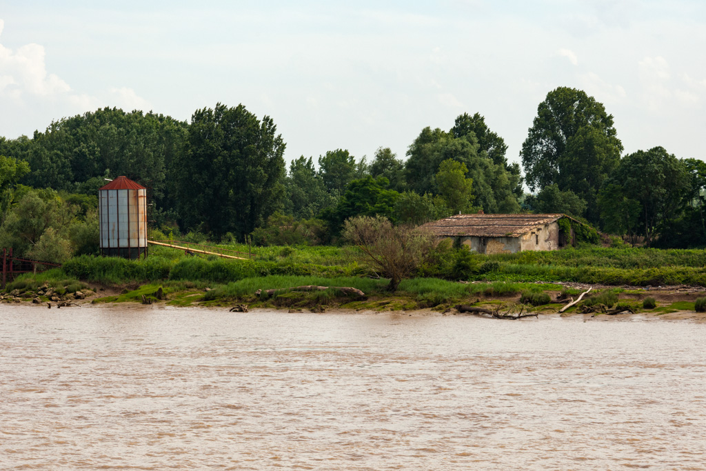 Rive est et vestiges de bâtiments vus depuis l'estuaire.