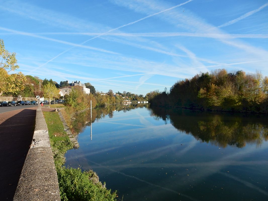 Quai de la rive gauche en amont du port de la Rousselle.