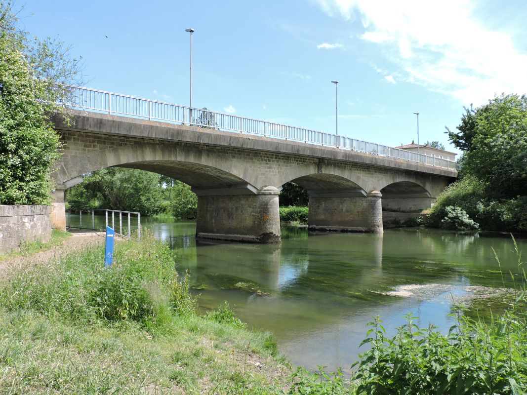 Le pont vu depuis le sud-ouest, côté aval.