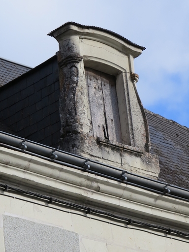 Corps de bâtiment central, lucarne.