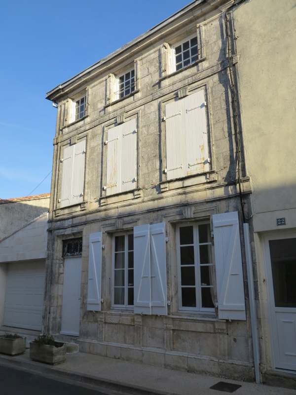 La façade de la maison vue depuis le sud.