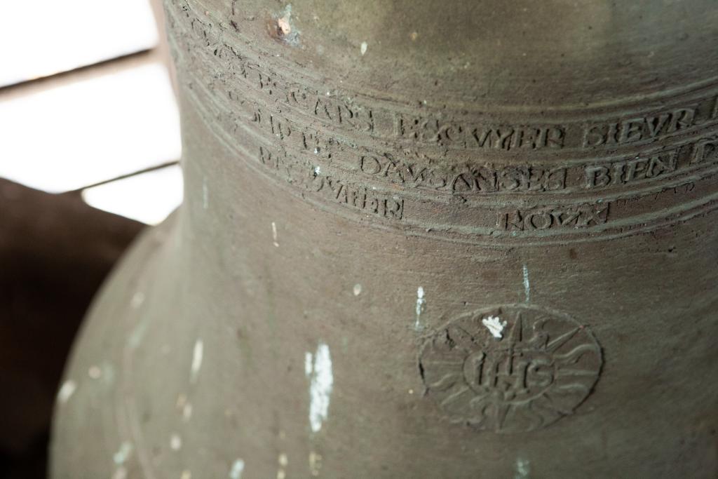 Un médaillon rayonnant présente en son centre le monogramme du Christ (IHS), au-dessus d'un cœur percé de trois clous.