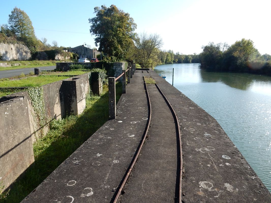 Le débarcadère et la Charente vus vers l'amont.