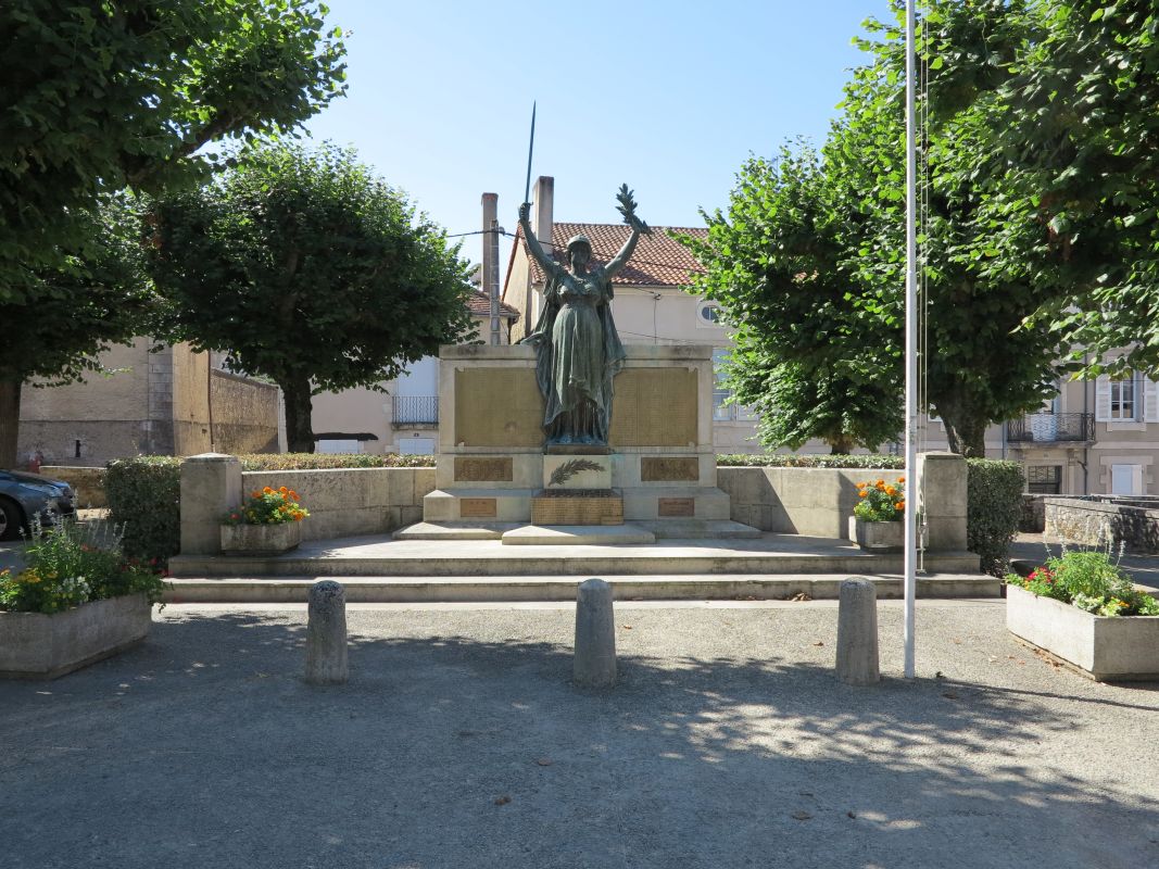 Le monument aux morts place Saint-Martial à Montmorillon.