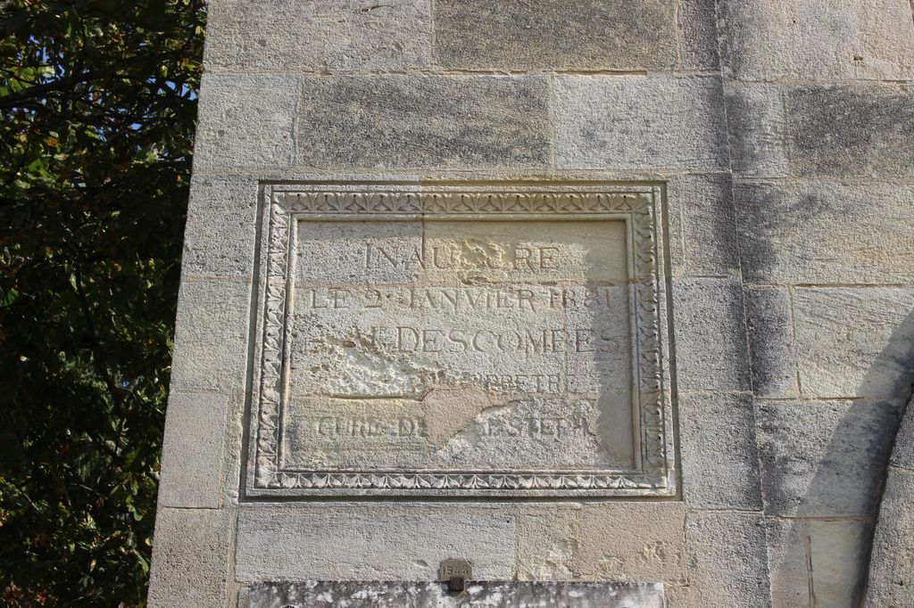 Portail, revers : table décorative avec inscription et date de l'inauguration du cimetière.