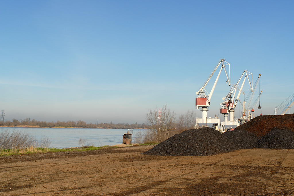 Vue du fleuve, des rives et des installations portuaires.