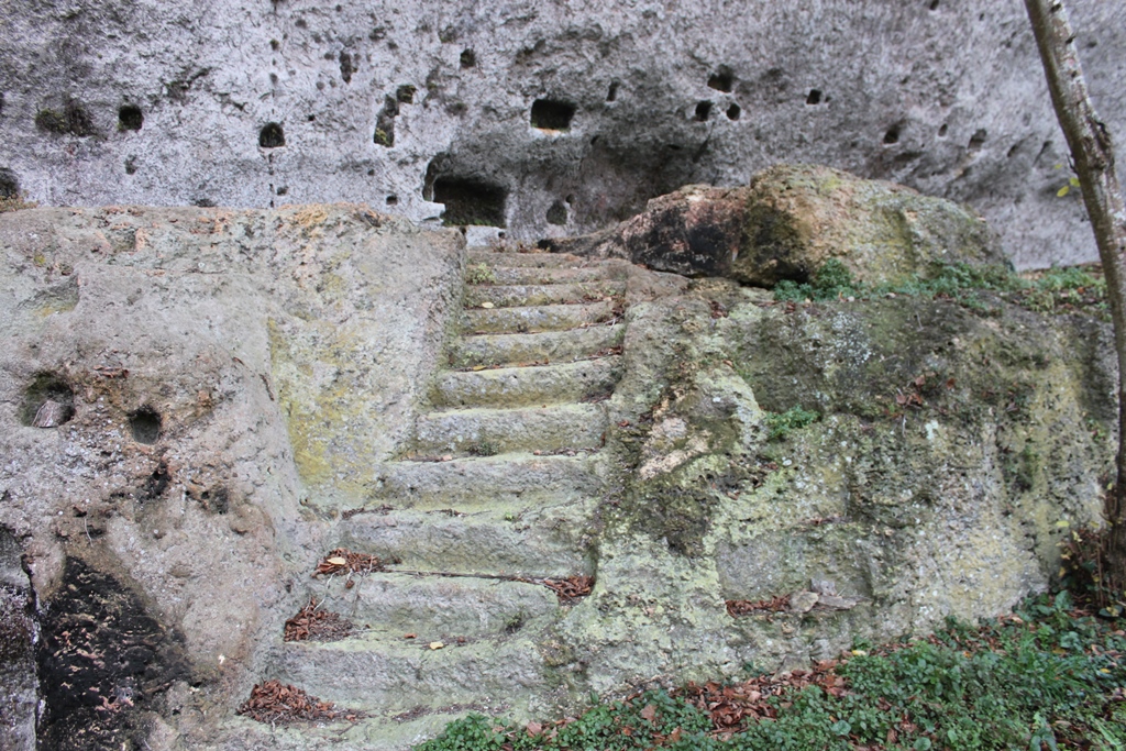 Escalier tournant creusé dans un bloc.