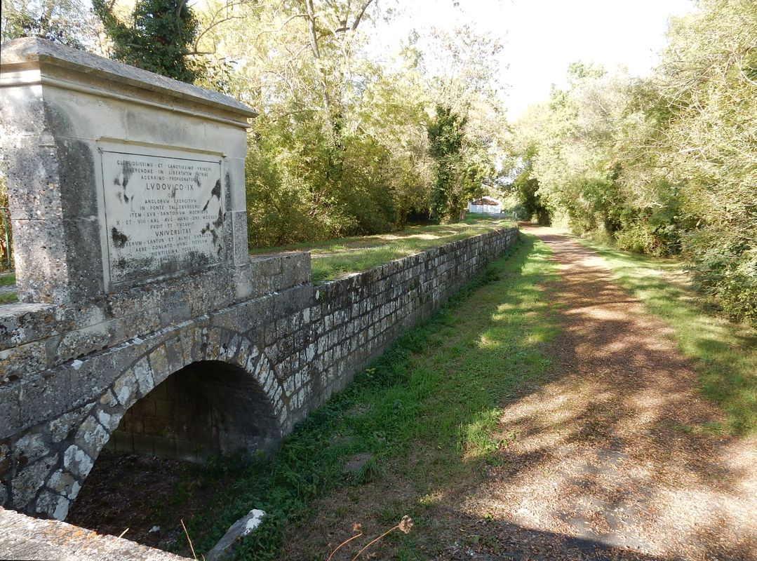 Extrémité de la chaussée vers Taillebourg, avec l'édicule érigé par la Société des archives historiques de la Saintonge et de l’Aunis en 1892.