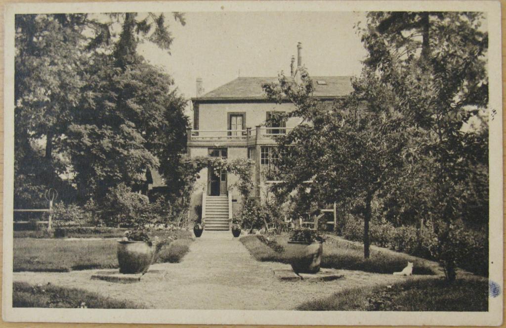 Carte postale représentant le Pavillon Rouge depuis le jardin.