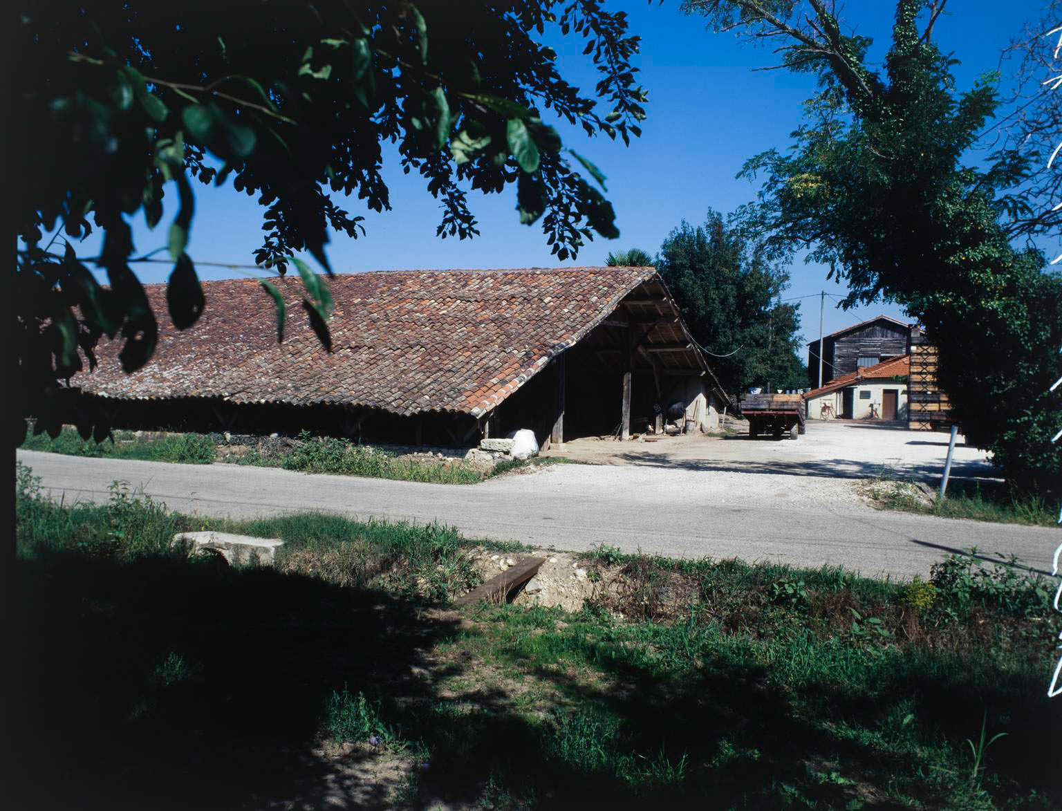 Grange-étable, vue d'ensemble depuis le sud.